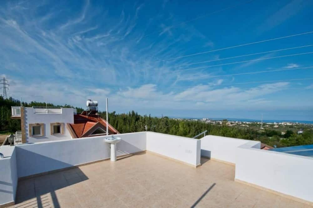 Kyrenia Villa | House with Shared Pool and Terrace 9 min to Beach