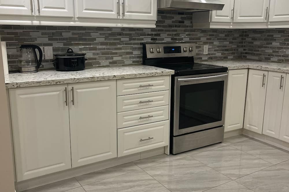 Churchill Meadows Apartment | Brand New Luxury Haven: Spacious 1BR Basement Gem with Modern Elegance Galore!