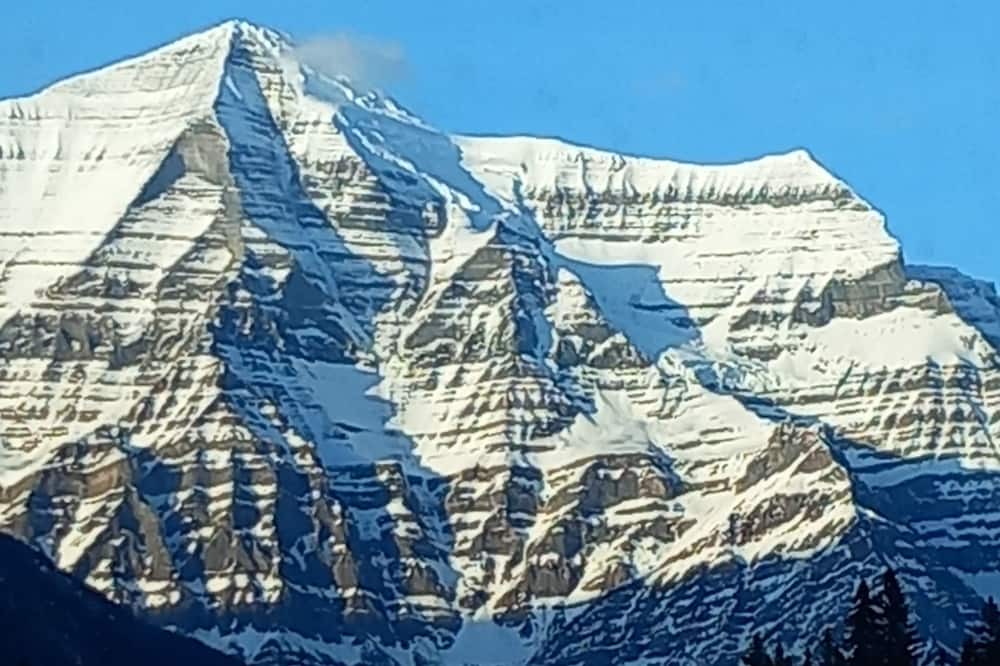 Smithers House | Picturesque family Ski Vacation, perfect for medical professionals, all mod cons