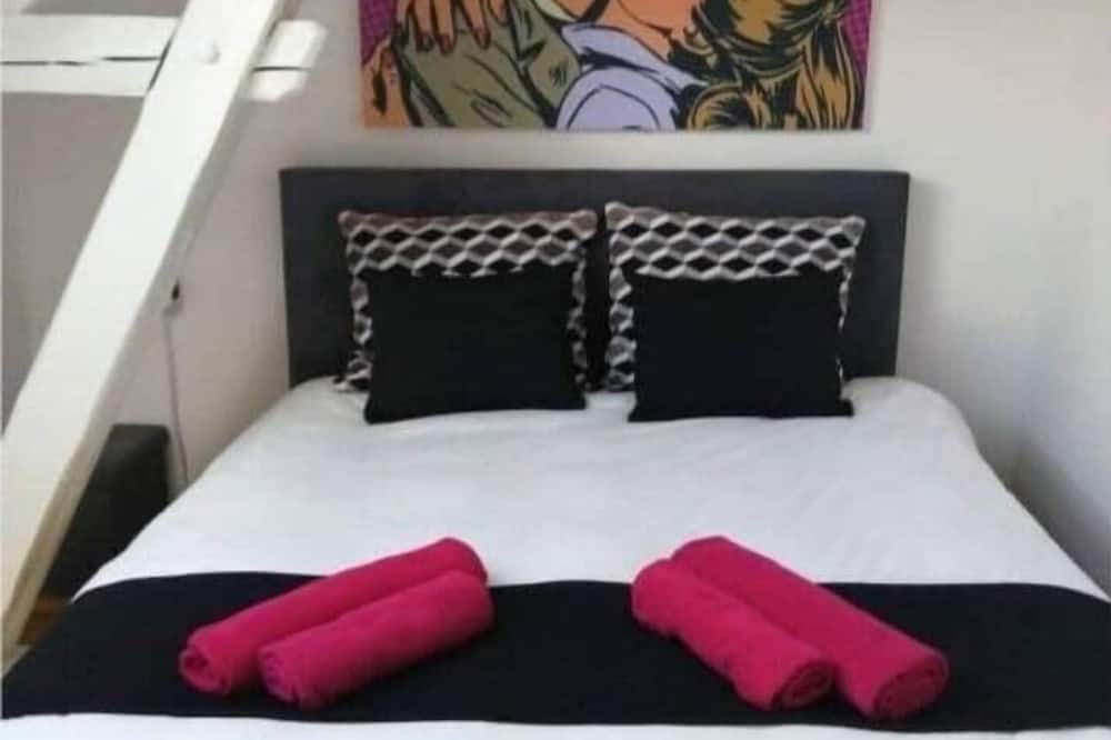Jumet Apartment | Luxury pop art suite
