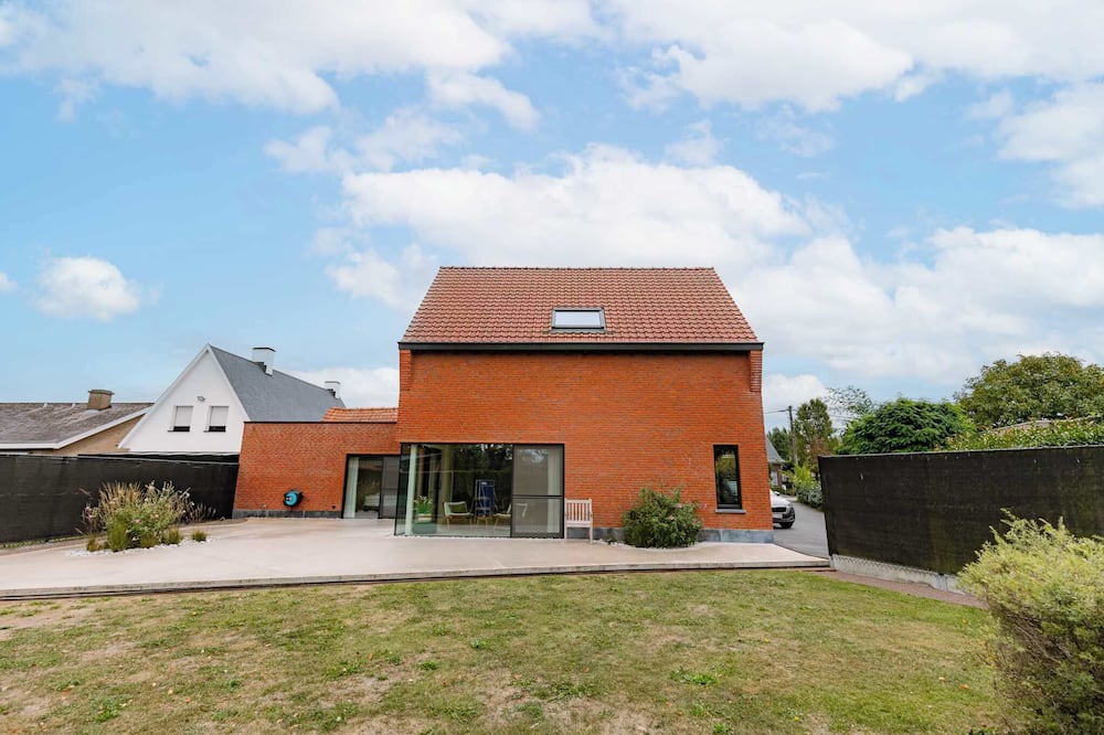 Lichtervelde House | Cozy Village Getaway with Garden views & Parking