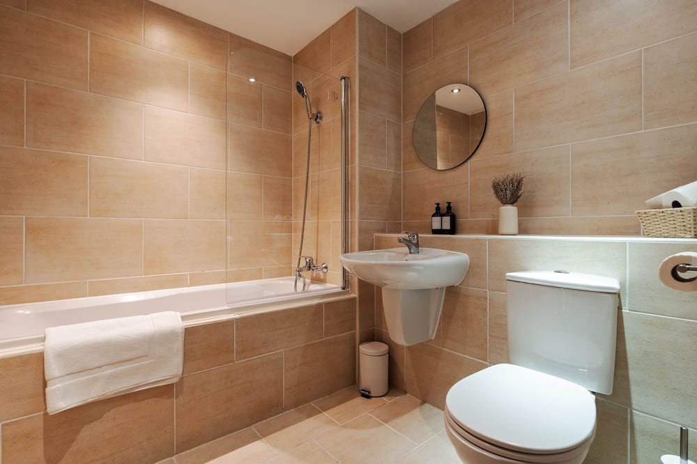 Chinatown Apartment | Spacious City Apartment| 2 bd/2 bth| Free Parking