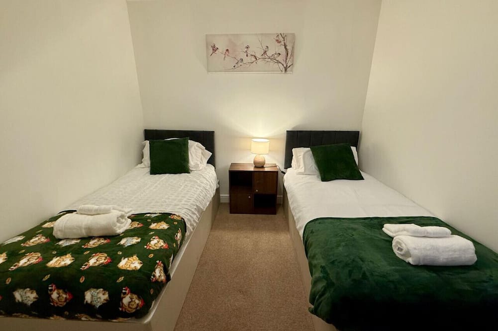 Swindon House | Doulton Close Long Stays Free Parking Book Now