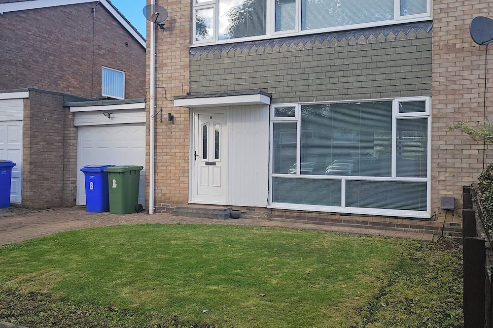 Cramlington House | Spacious Cramlington Home for families and workers