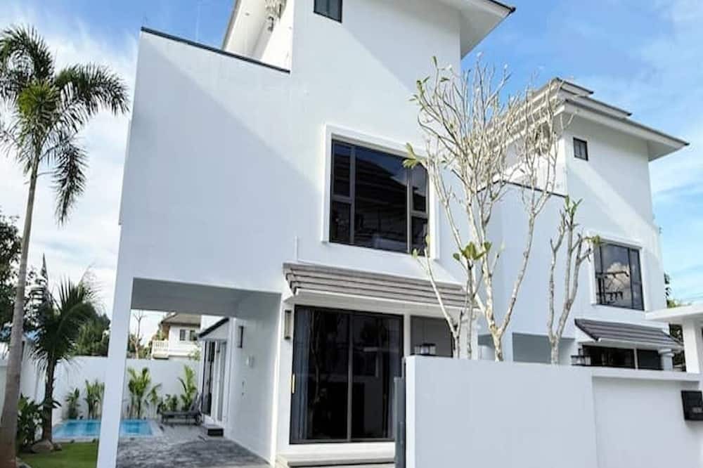 Wat Ket Villa | Chiang Mai Old City Brand New 5Star Luxury Private Pool Villa 4 Bedrooms