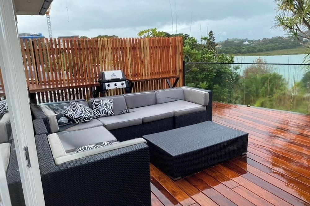 Devonport House | 4 Bed home in Devonport views overlooking Ngataringa Bay. Spa, Firepit, Kayak.