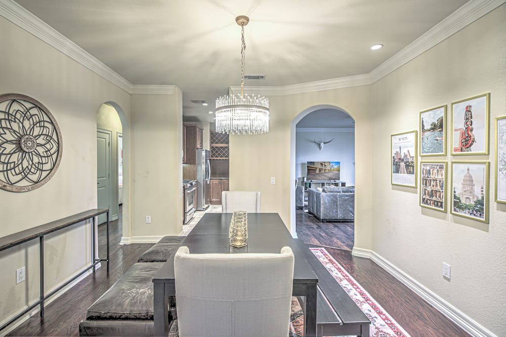 St. Tropez Condo | NEW! 3 BDRM Condo I Lake Views/Marina I Mins To DT