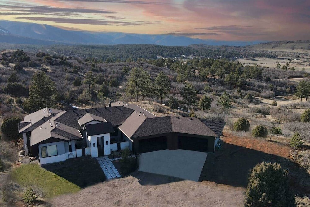 Larkspur House | Private, 36 Acres, 6 Kings, HotTub, Views, Clean