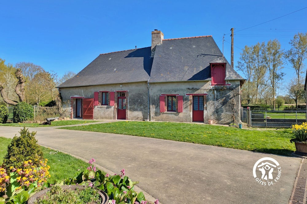 Saint-Michel-de-la-Roe Cottage | Comfortable cottage for 6 with spacious terrace