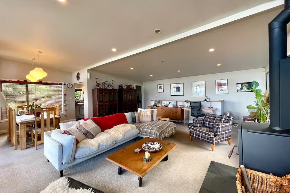 Titirangi House | Stunning Bush View Escape