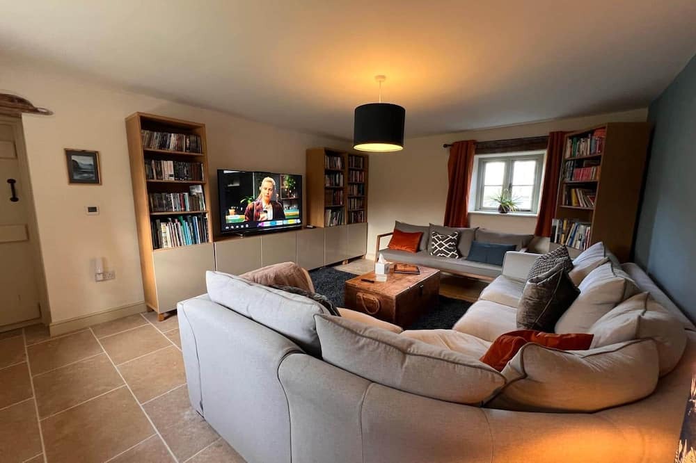 Macclesfield House | Stunning Views | 4BR Real Fires & Dog-Friendly