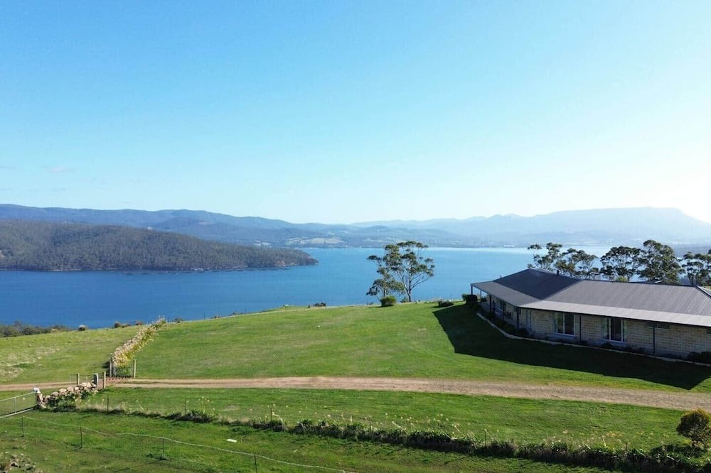 North Bruny House | Bruny Horizon - Where the Country meets the Sea