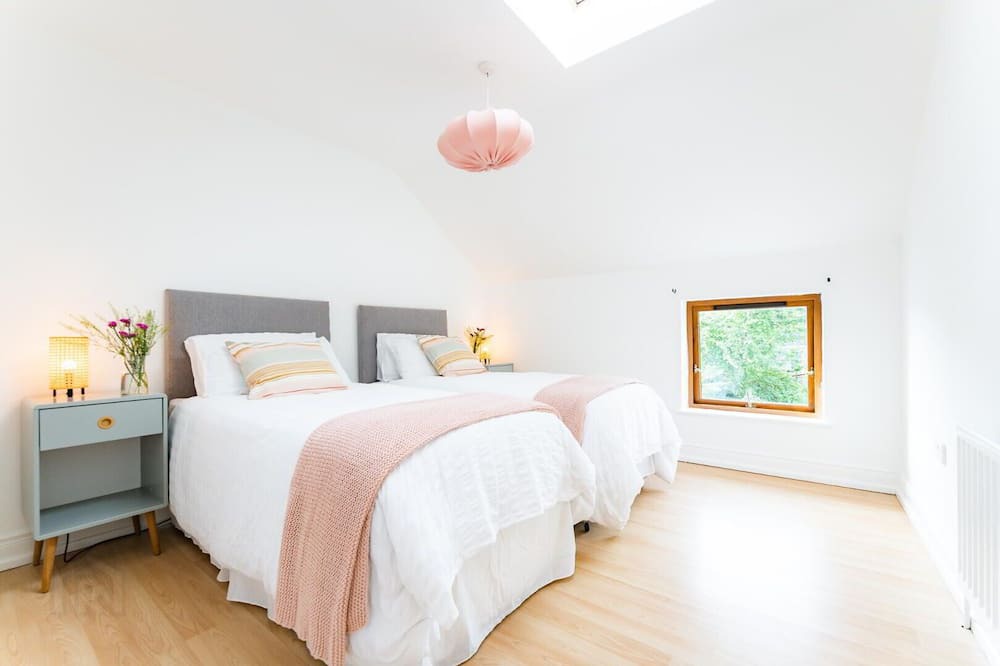 Helen's Bay House | Beautiful 4-Bed house, short walk to beach & train – Spacious & Family-Friendly