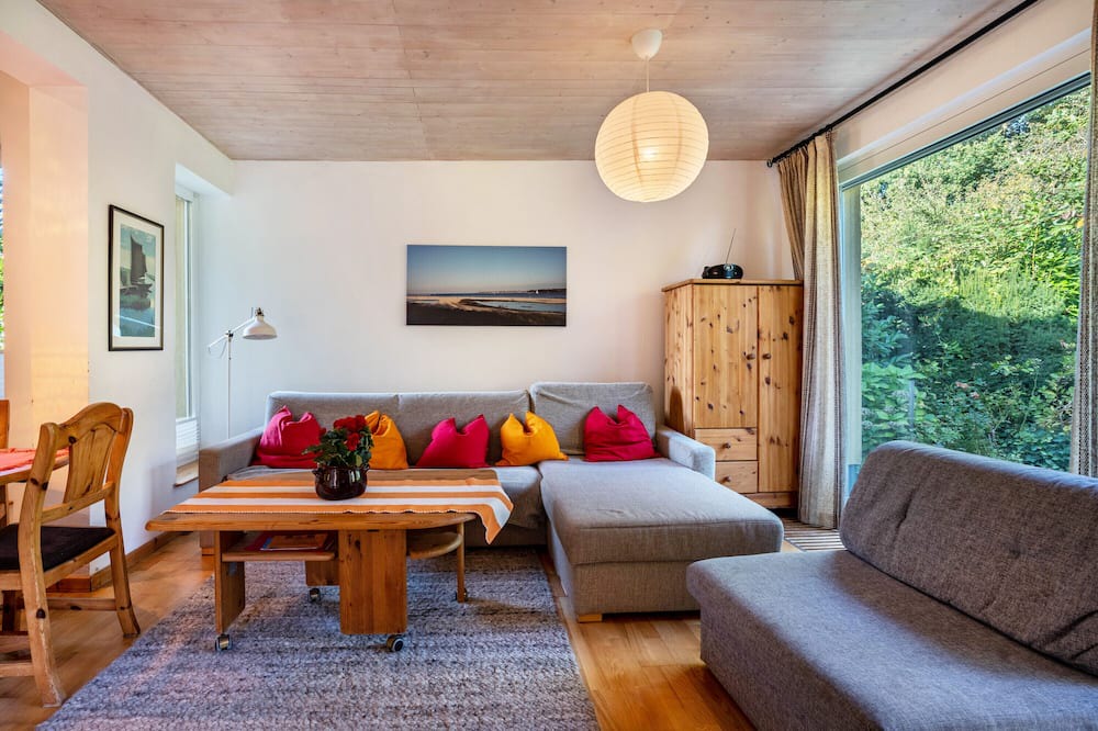 Pries Apartment | Apartment 'Öko Fewo Silbermöwe' with Private Terrace, Private Garden and Wi-Fi