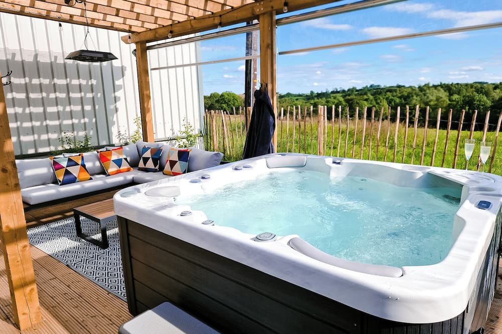 Cookstown Apartment | Lorraine's Loft - Hot Tub Get Away. Stunning countryside Views!
