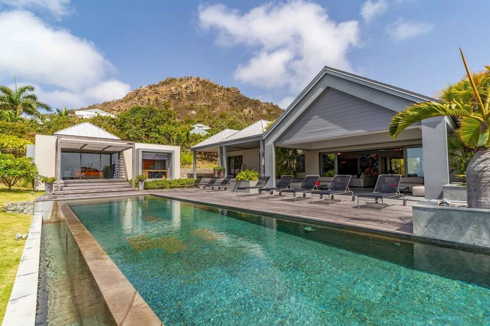 Camaruche Villa | Splendid Villa With a View of Sparkling Ocean