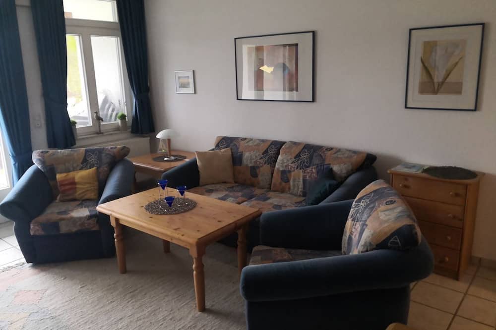 Stolpe b. Anklam Apartment | LHH A04 - Comfortable country house on the lagoon in Stolpe with balcony and garden view