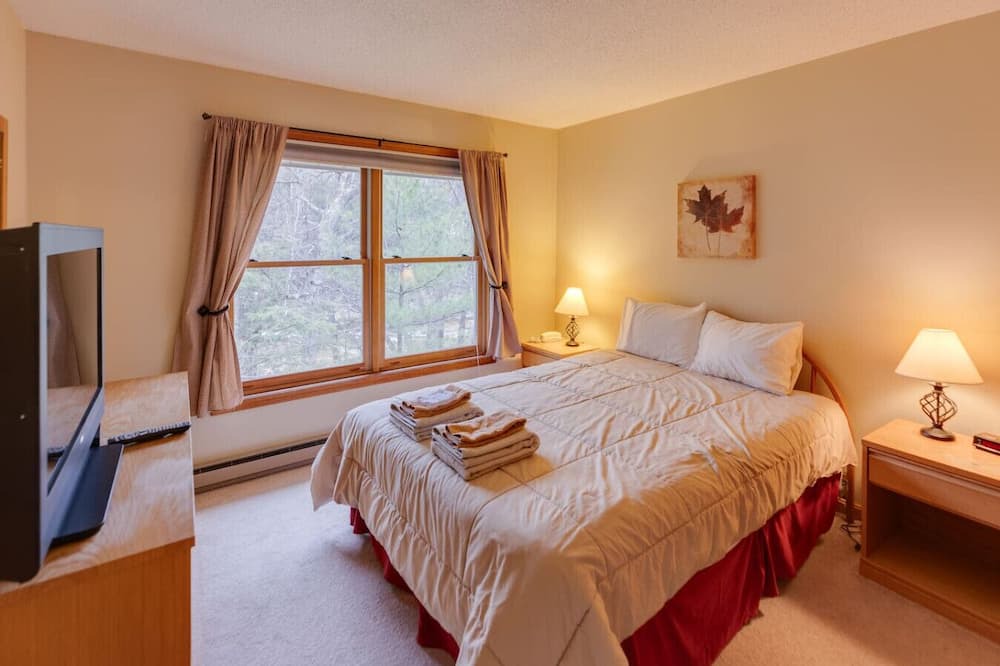 Lincoln Apartment | Riverfront Condo w/Outdoor Pool
