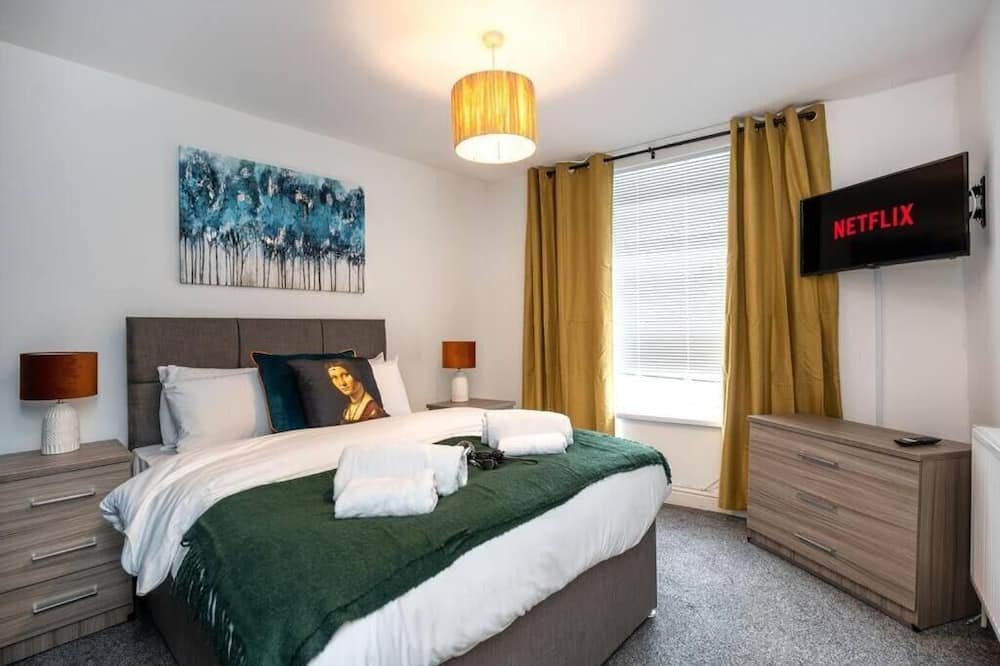 Cwmbrwla House | 3 Storey House, 2 Bathrooms, Smart Tv's all rooms!