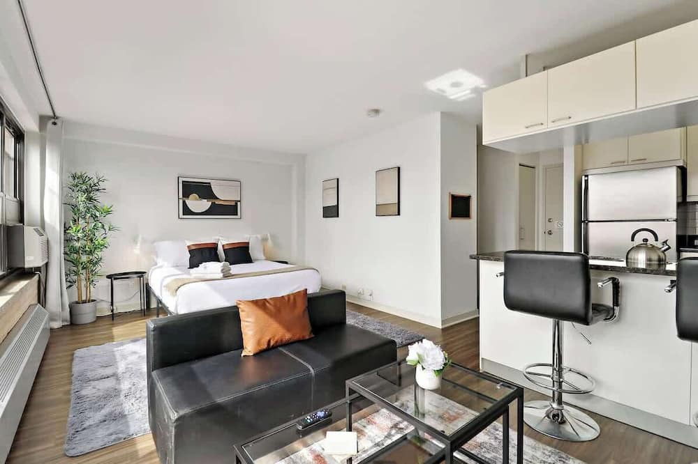 Indian Village Apartment | Warm & Elegant Studio Apt in Chicago
