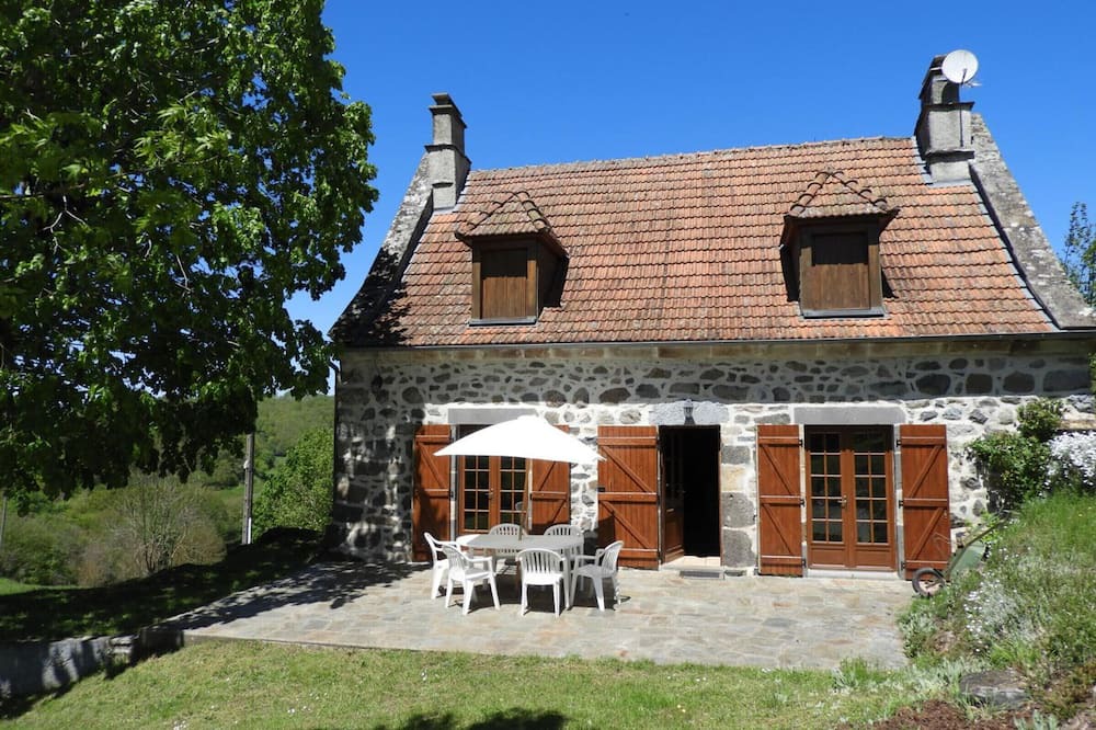 Saint Dezery Cottage | Characterful cottage with billiards, fireplace, enclosed garden, pets allowed