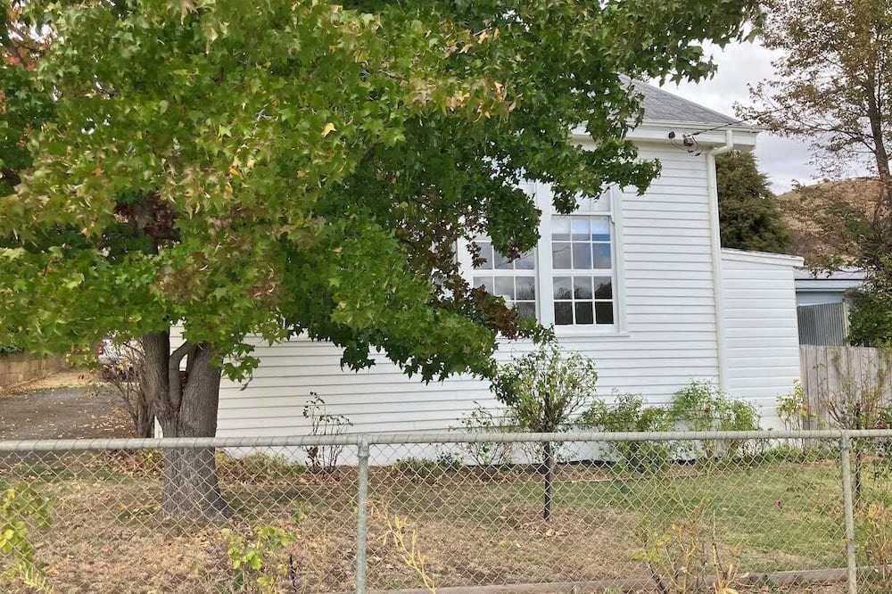 Hamilton Cottage | Charming 2-bedroom cottage in Hamilton - Library Cottage