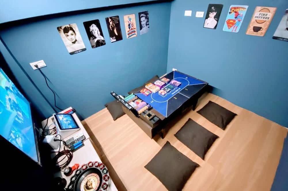 Eluan Apartment | Family Room with Bath