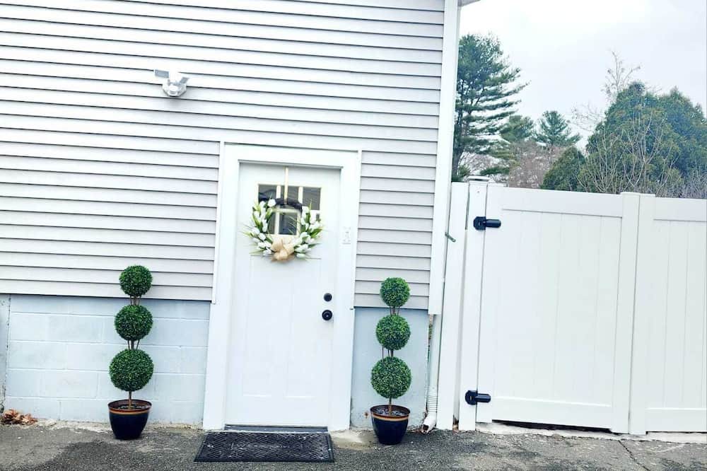 Brockton Apartment | Cozy studio with AC near Stonehill College in charming Brockton