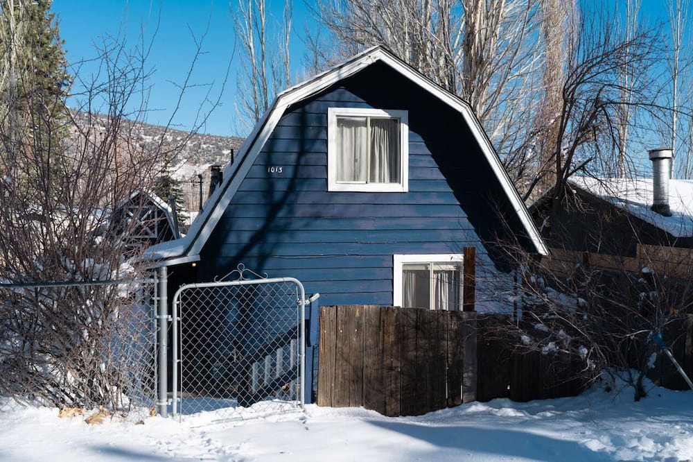 Big Bear Cabin | Charming Blue Cabin with Spa & Karaoke - Unforgettable Family Getaway!