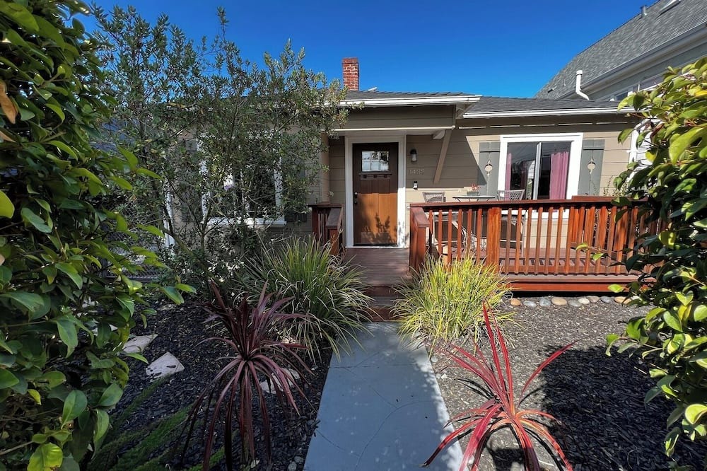 West Berkeley House | Bay Area Basecamp: Walkable Berkeley Bungalow