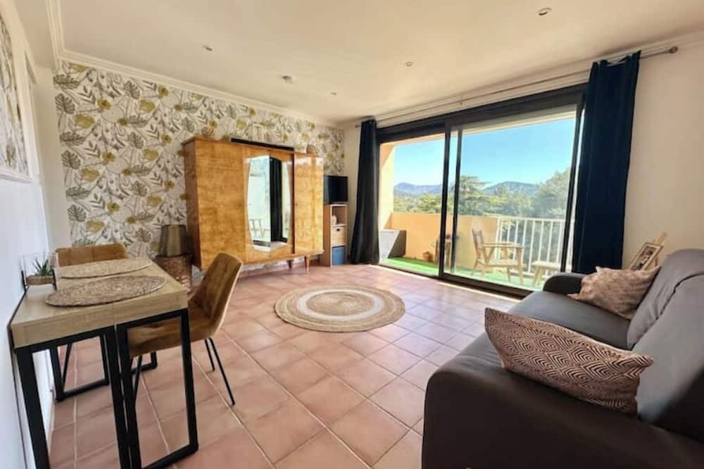 Carnoux-en-Provence Apartment | 3 kms from Cassis T2 with terrace - free parking