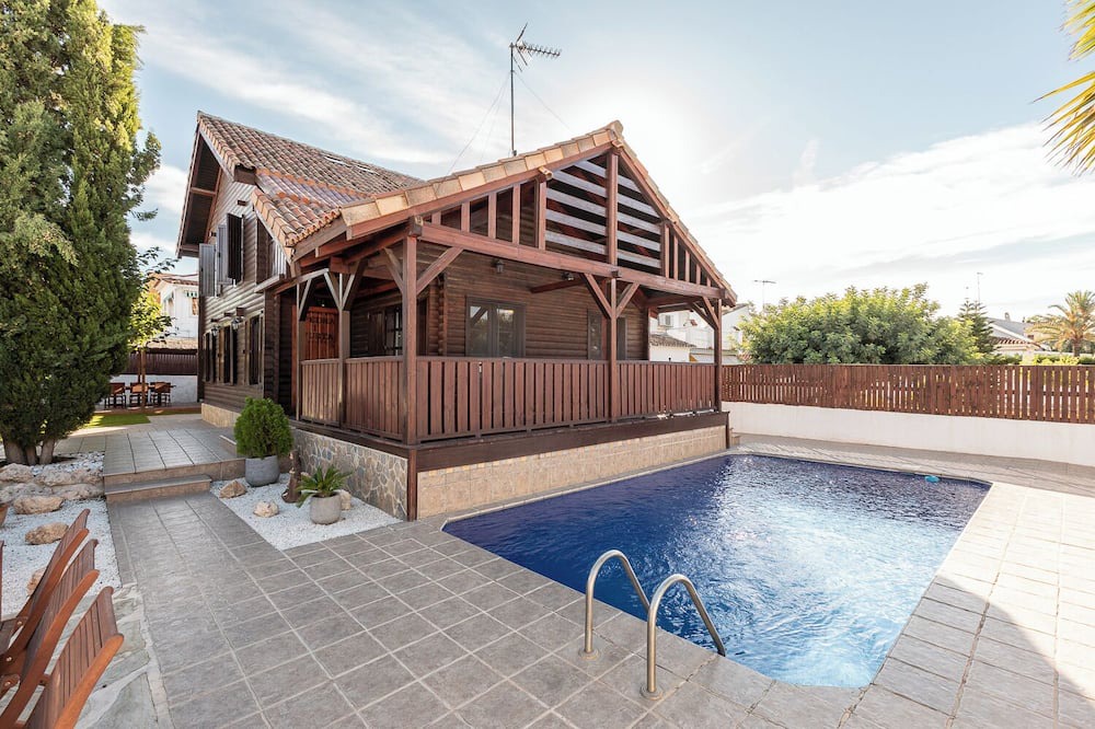 L'Eliana Ski Chalet | Wooden house with private pool, located in an emblematic place of Valencia.