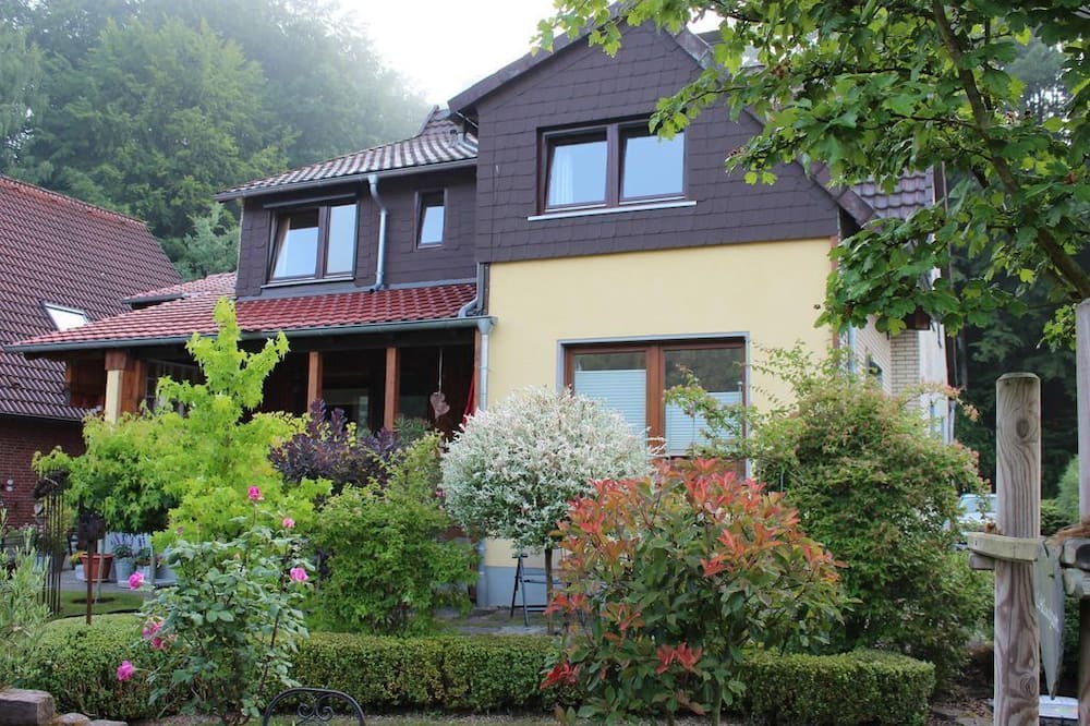 Amelith House | Vacation apartment, shower, WC, 2 bedrooms - Ferienhaus Buren-Hof