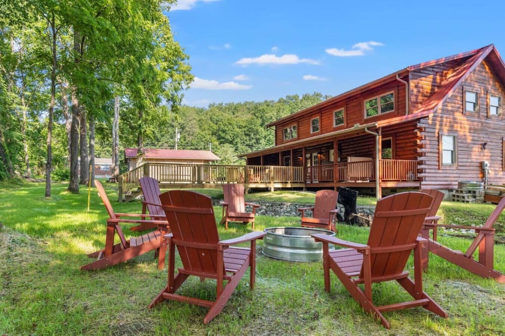 Stanton Cabin | Hot Tub, Fire Pit, WiFi, EV Charger | Biggie cabin near Red River Gorge, KY!