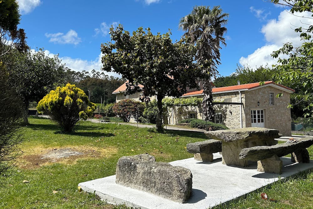 A Bana House | Family house in a quiet rural setting.