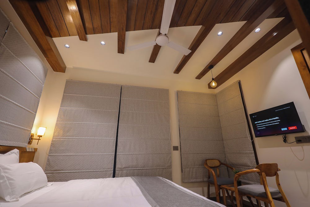 Mathura House | Spacious building in charming Mathura with WiFi, AC