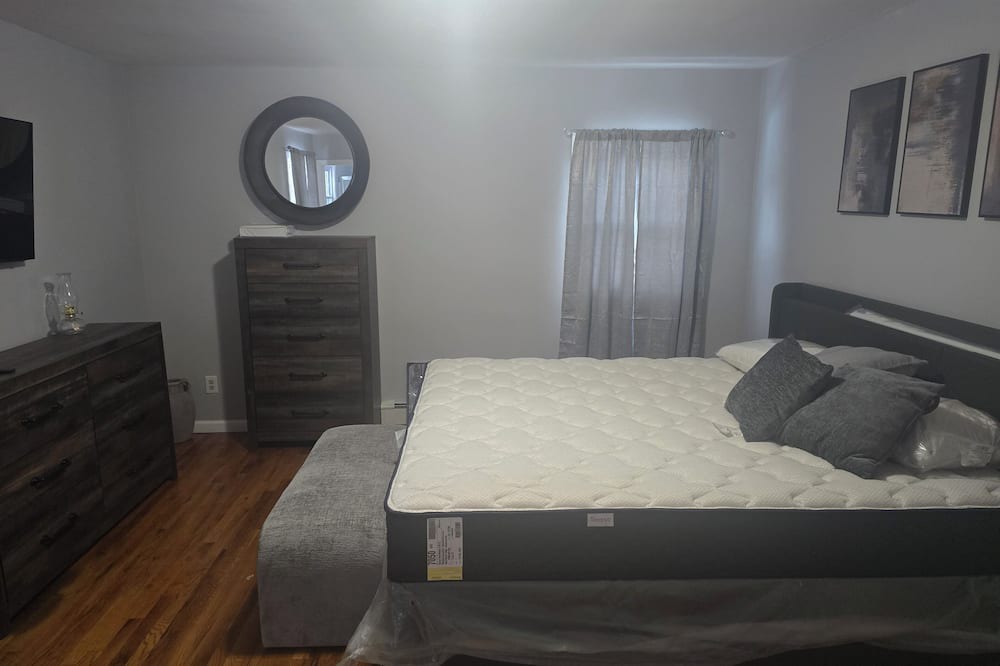 Newburgh House | Fully furnished master king bedroom with it's own full bathroom