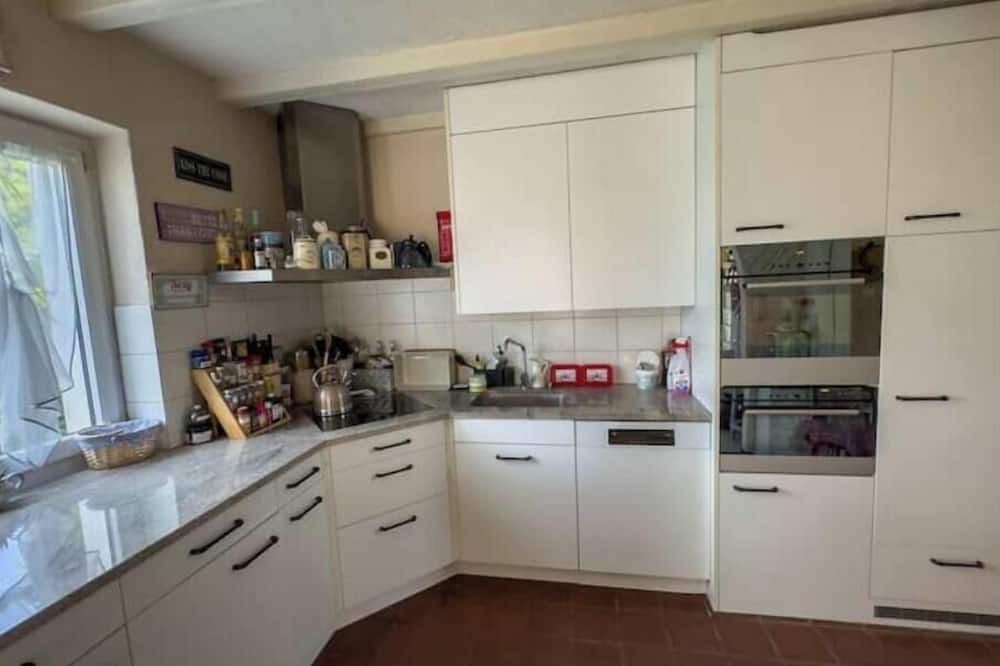 Knonau House | 3-bedroom house in tranquil Knonau with AC, WiFi. Enjoy your stay