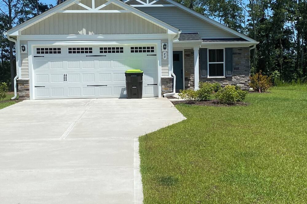 Tabor City House | Charming 2-bedroom house in Tabor City with WiFi andAC. Covered Back Porch.