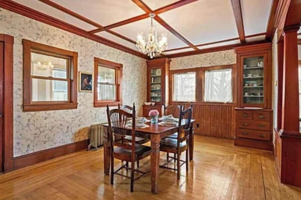 Waterville House | Charming 4-bedroom house with AC, WiFi in awesome Winslow