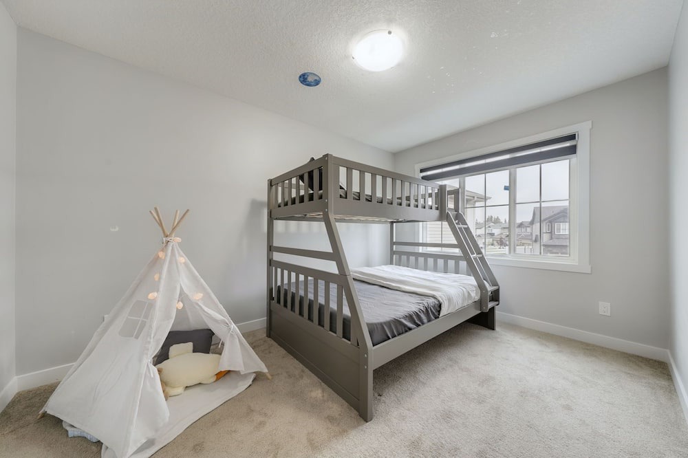 West Edmonton House | Luxurious West End Escape close to River cree casino and WEM