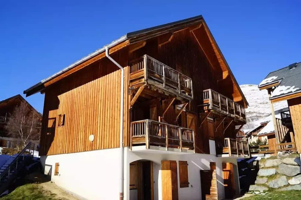 Saint-Jean-d'Arves Apartment | Residence Les Marmotes - Apartment in chalet near the slopes and ski school