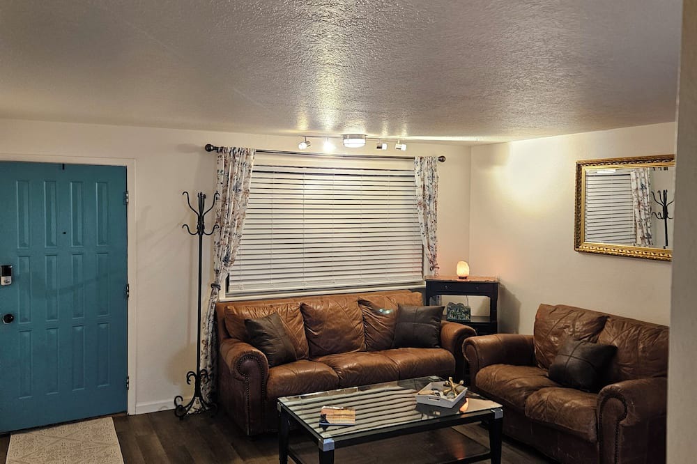 Boise House | No Place Like Home! Animals welcome
