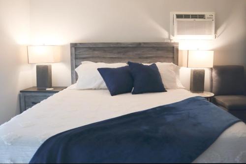 North Oak Park House | Charming Remodeled Studio Retreat w Front Garden