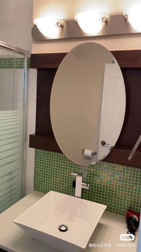 Richmond House | Spacious and bright queen bed room with private bathroom