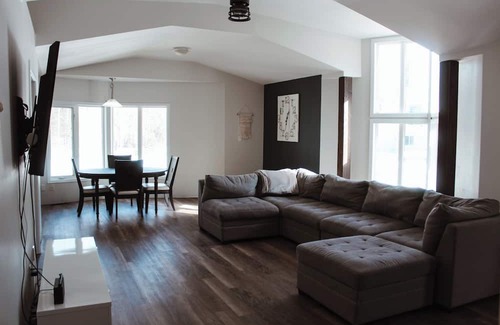 Prince George House | Spacious 4 Bedroom, 3 Bath Family & Dog-Friendly