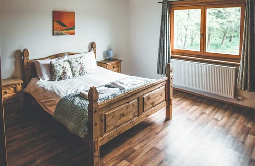 Scunthorpe Cabin | A stunning four bedroom lodge with a master bedroom double served by an en-suite shower room, a furt