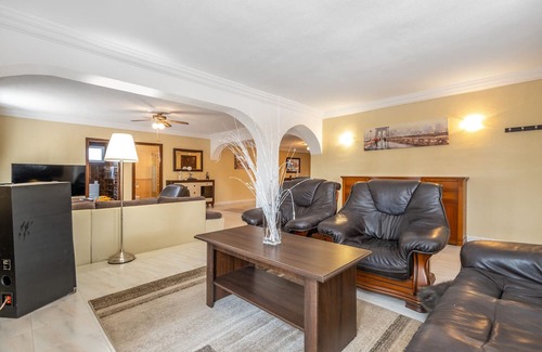 Quesada Villa | 'Villa Azul' with Private Pool, Wi-Fi and Air Conditioning