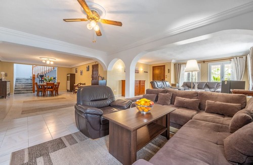 Quesada Villa | 'Villa Azul' with Private Pool, Wi-Fi and Air Conditioning