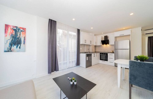 Eski Lara Apartment | Central Flat with Balcony in Muratpasa
